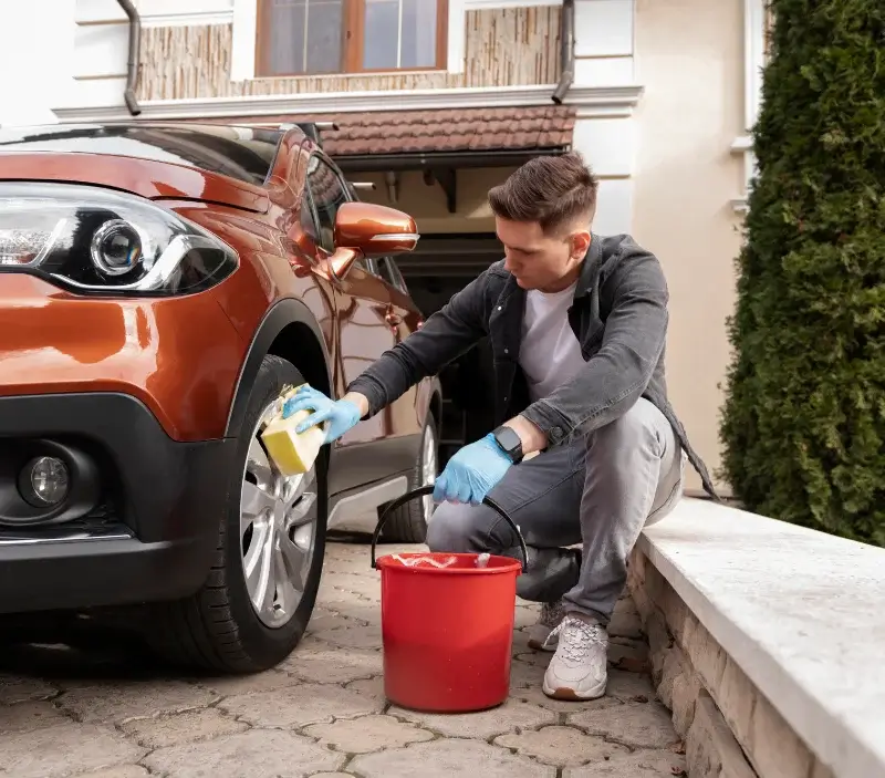 Lavage auto à domicile Allouville-Bellefosse : professionnel intervenant sur un véhicule